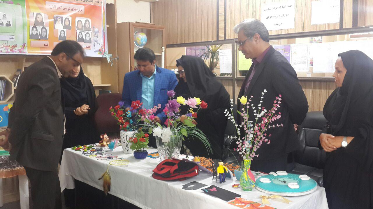 بازدید از نمایشگاه دست‌آوردهای هنری و فنآوری دبیرستان مهرتابان